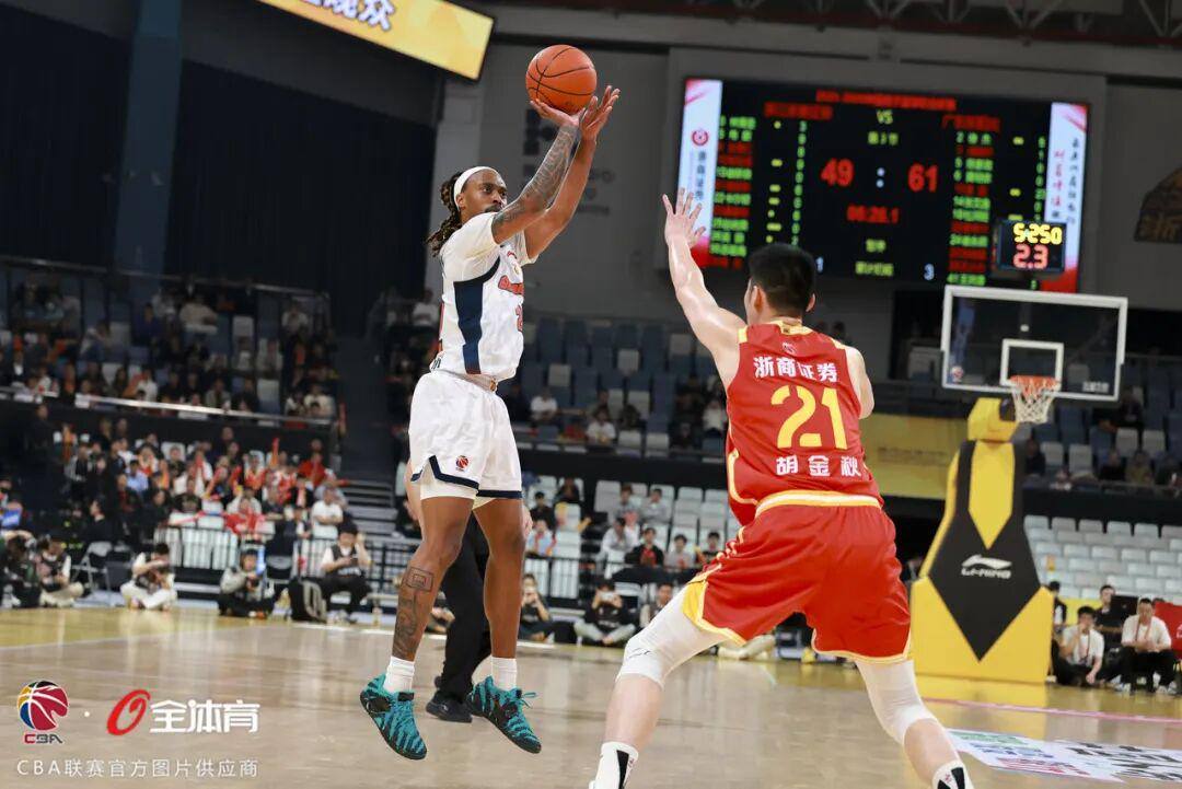约基奇15+17+12造NBA神迹，穆雷10记三分，掘金7连胜宣战马刺